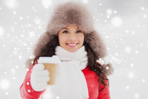 Mulher feliz no chapéu de pele de inverno com café ao ar livre — Fotografia de Stock