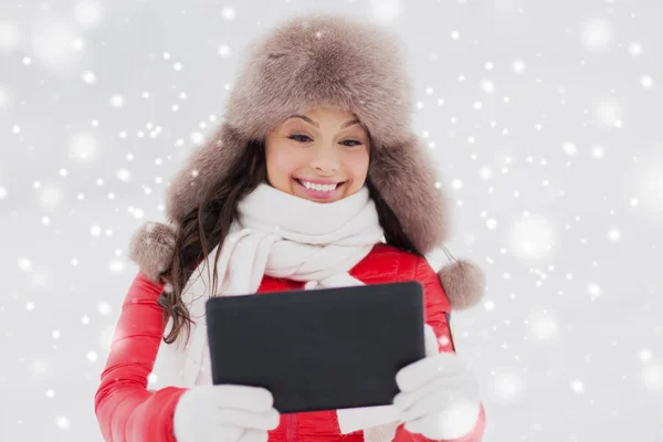 Mulher no chapéu de pele de inverno com tablet pc ao ar livre — Fotografia de Stock