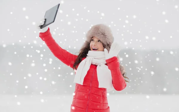 야외에서 태블릿 pc와 겨울 모피 모자에 있는 여자 — 스톡 사진