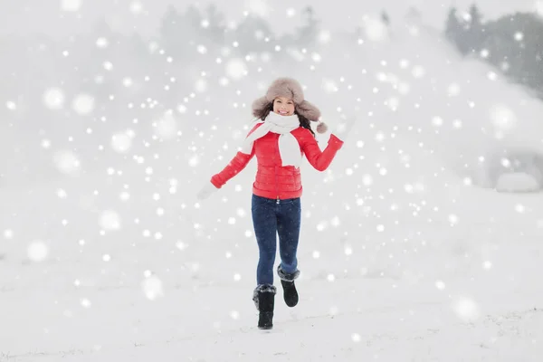 Kış kürk şapka açık havada mutlu kadın — Stok fotoğraf