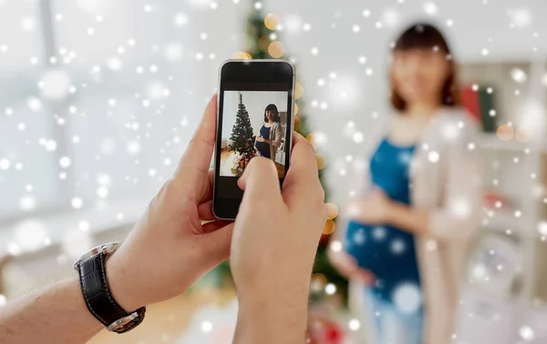 Ehemann fotografiert schwangere Fünfjährige zu Weihnachten — Stockfoto
