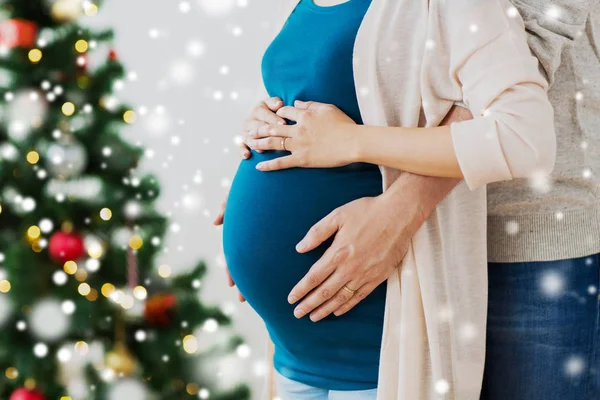 Hombre y mujer embarazada casa en Navidad — Foto de Stock