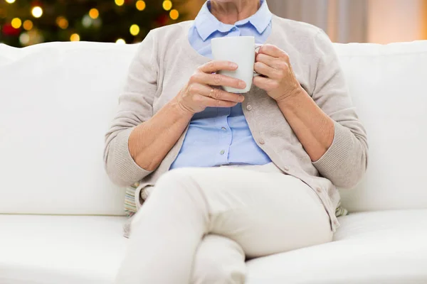 Крупним планом старша жінка з чашкою чаю на Різдво — стокове фото