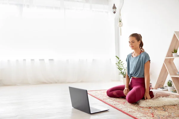 Kobieta z komputera przenośnego w studio jogi — Zdjęcie stockowe