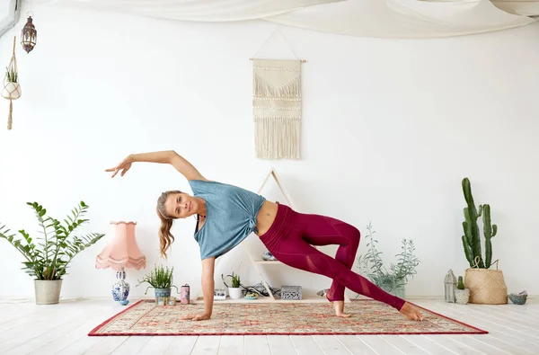 Ung kvinna som gör yoga på studio — Stockfoto