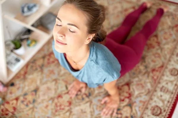 Kadının yoga stüdyosu, yukarı doğru bakan köpek poz yapması — Stok fotoğraf