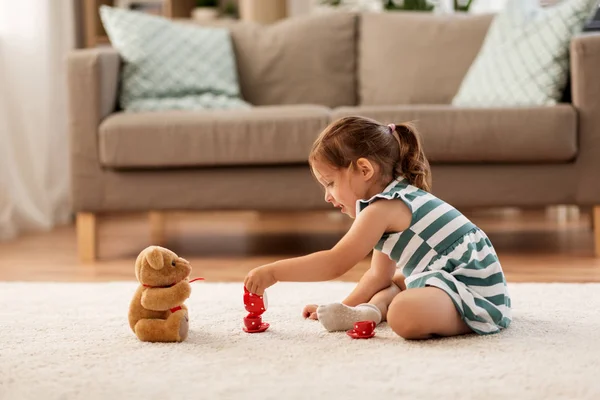 Menina brincando com brinquedo chá definido em casa — Fotografia de Stock