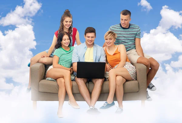 Amigos com computador portátil sentado sobre o céu — Fotografia de Stock