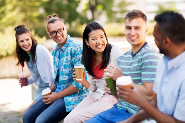 Amigos tomando café y jugo hablando en la ciudad —  Fotos de Stock