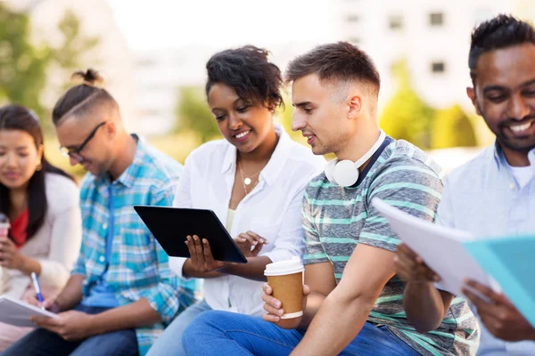 Glückliche Schüler mit Tablet-PC und Kaffee im Freien — Stockfoto
