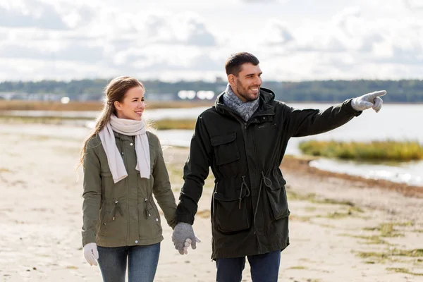 Coppia passeggiando lungo la spiaggia autunnale — Foto Stock