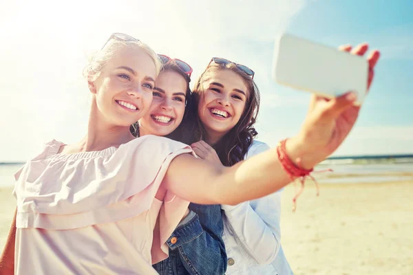Skupina se žen, které selfie na pláži — Stock fotografie