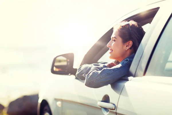 Glückliches Teenager-Mädchen oder junge Frau im Auto — Stockfoto