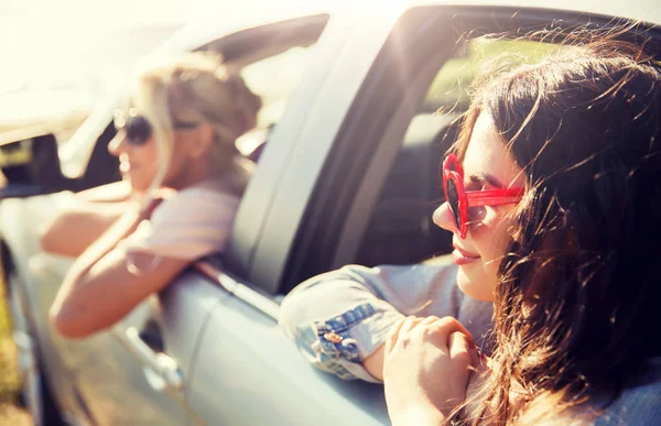 Szczęśliwy nastoletnie dziewczyny lub kobiety w samochodzie nad morzem — Zdjęcie stockowe