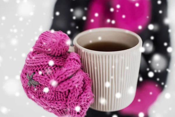 Zamknąć z kobieta z kubek herbaty na zewnątrz w zimie — Zdjęcie stockowe