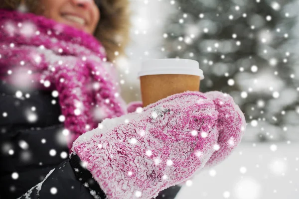 Gros plan de la main avec du café à l'extérieur en hiver — Photo