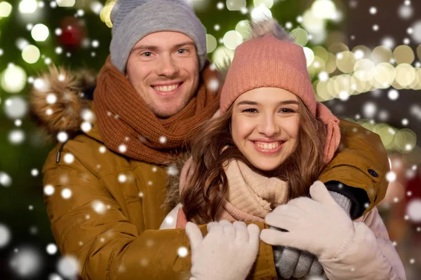 Feliz pareja abrazándose en el árbol de Navidad —  Fotos de Stock