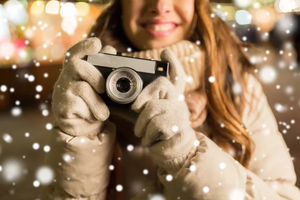 Primer plano de la mujer feliz con la cámara en Navidad —  Fotos de Stock