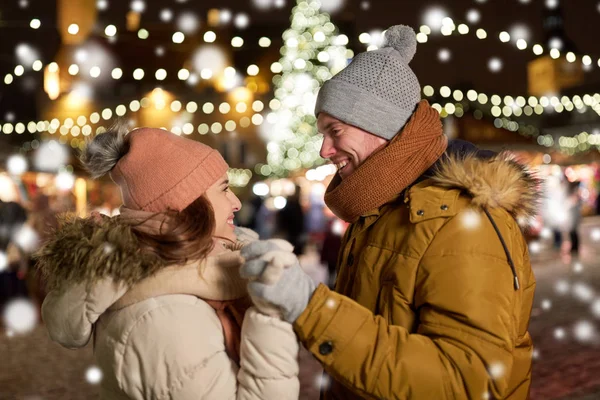 Heureux couple tenant la main à l'arbre de Noël — Photo