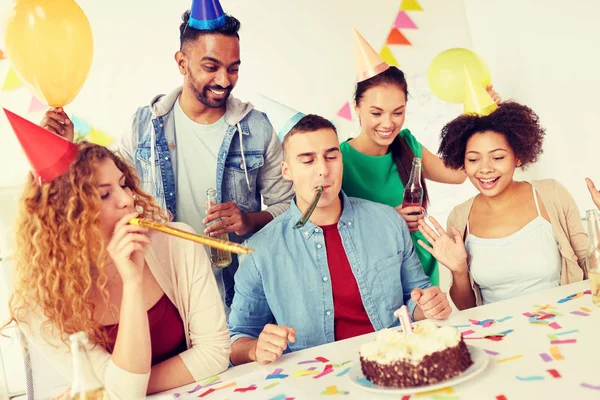 Equipe corporativa comemorando aniversário de um ano — Fotografia de Stock