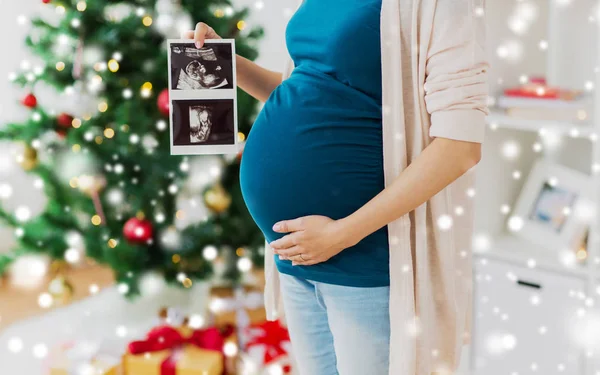 Schwangerschaft Winterurlaub Und Personenkonzept Nahaufnahme Von Schwangeren Mit Baby Ultraschallbildern — Stockfoto