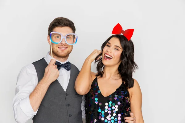 Feliz pareja con accesorios de fiesta divertirse — Foto de Stock