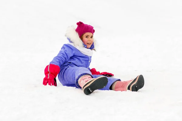 Fröhliches kleines Mädchen in Winterkleidung im Freien — Stockfoto