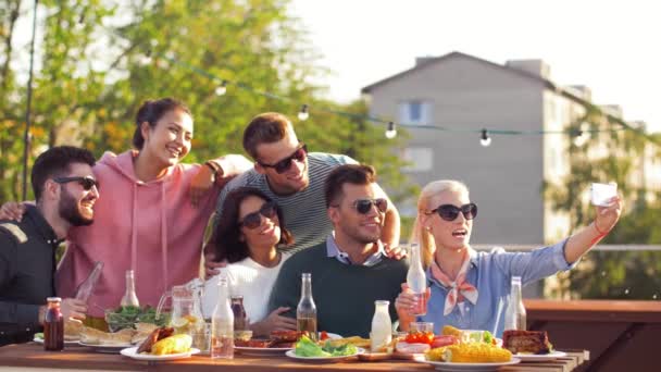 Szczęśliwy przyjaciele biorąc selfie na imprezie na dachu — Wideo stockowe