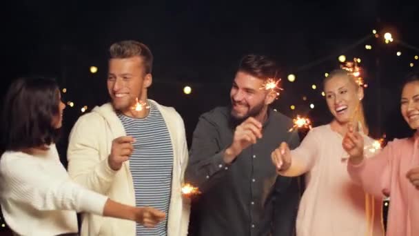 Amigos felizes com sparklers na festa no telhado — Vídeo de Stock