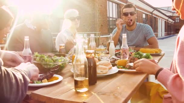 Przyjaciele jedzący kolację lub imprezę bbq na dachu — Wideo stockowe