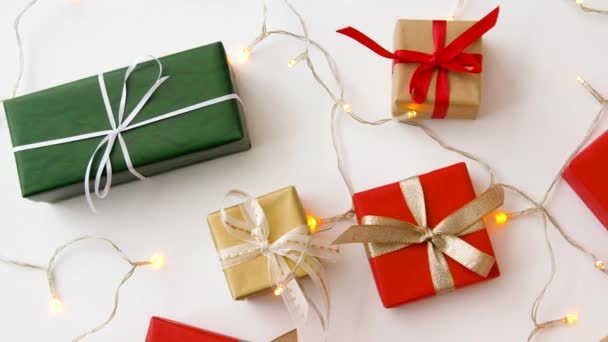 Cadeaux de Noël et guirlande sur fond blanc — Video