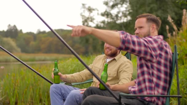 Amigos felices pesca y beber cerveza en el lago — Vídeos de Stock