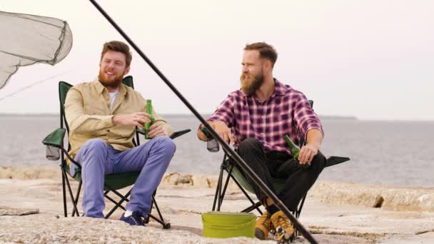 Amigos felices pesca y beber cerveza en el muelle — Vídeo de stock