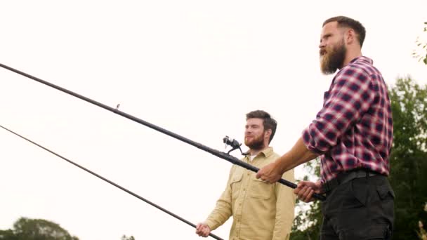 Mutlu arkadaş grubu balıkçılık çubuklar — Stok video