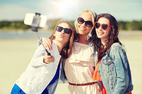 Groupe de femmes souriantes prenant selfie sur la plage — Photo