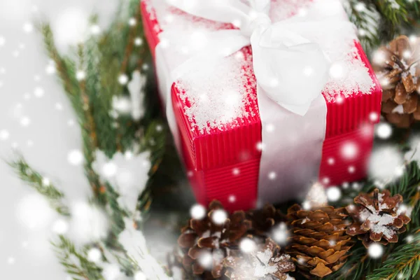 クリスマス 年末年始とご挨拶コンセプト 雪のコーンとギフト ボックスともみ花輪のクローズ アップ — ストック写真