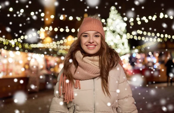 Heureuse jeune femme au marché de Noël en hiver — Photo