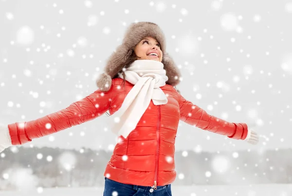 Menschen Jahreszeit Und Freizeitkonzept Glückliche Frau Mit Winterpelzmütze Draußen — Stockfoto