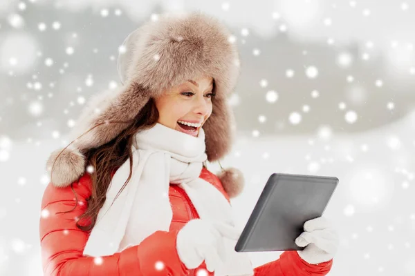 Mulher no chapéu de pele de inverno com tablet pc ao ar livre — Fotografia de Stock