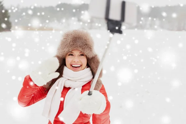 Femme heureuse avec selfie bâton à l'extérieur en hiver — Photo