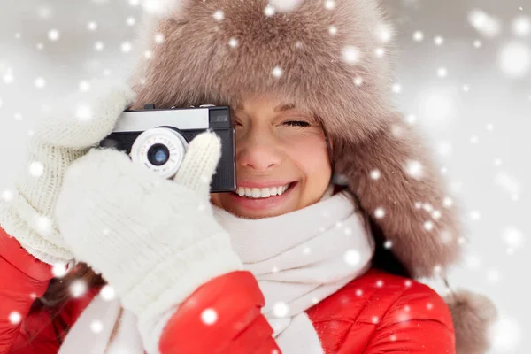 Lycklig kvinna med filmkamera utomhus på vintern — Stockfoto