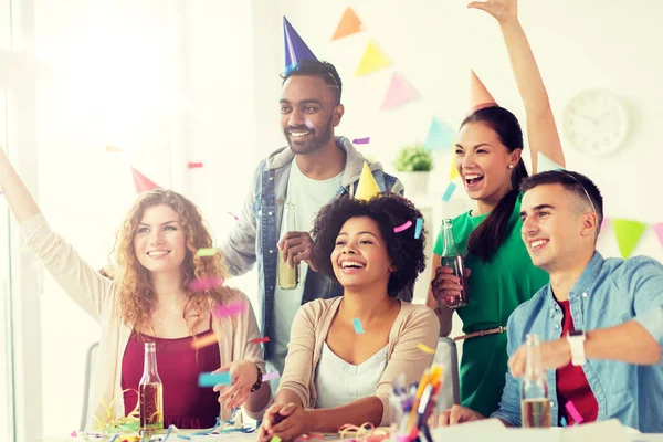 Équipe heureuse avec confettis à la fête d'anniversaire de bureau — Photo