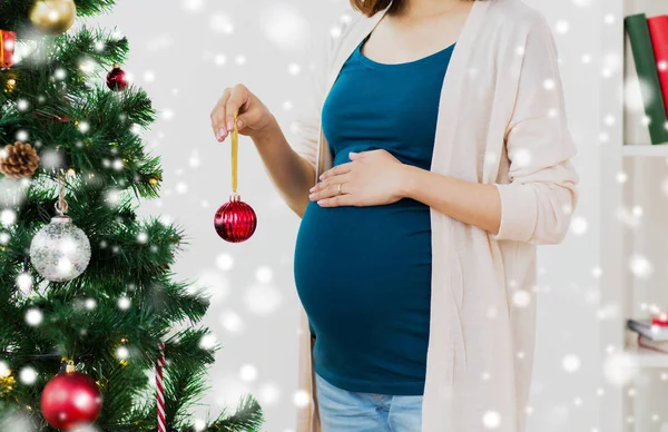 Femme enceinte décorant arbre de Noël — Photo