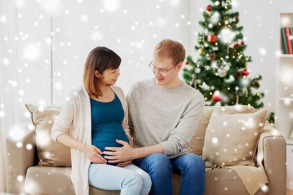 Zwangere vrouw met man thuis met Kerstmis — Stockfoto