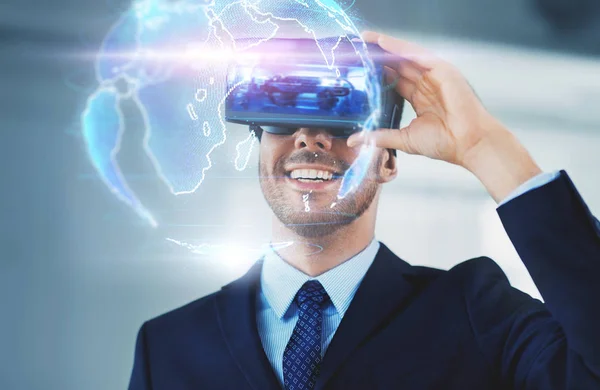 Uomo d'affari con auricolare realtà virtuale in ufficio — Foto Stock