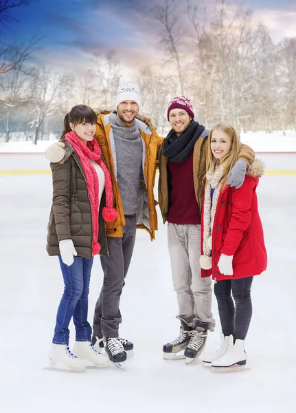 Amigos felices en pista de patinaje exterior —  Fotos de Stock