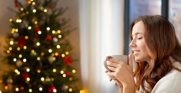 Mulher feliz com xícara de chá ou café no Natal — Fotografia de Stock