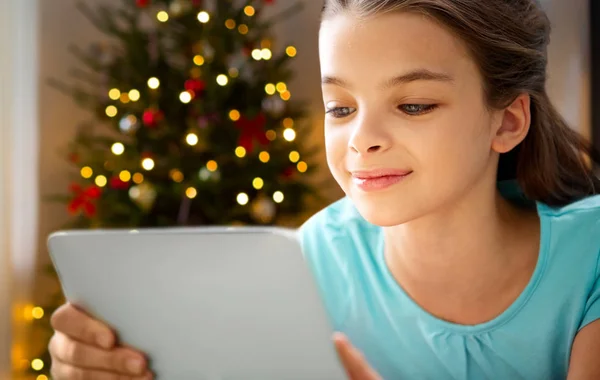 Zamknąć z dziewczyna z komputera typu tablet na Boże Narodzenie — Zdjęcie stockowe