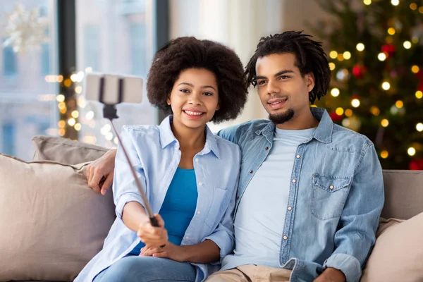 Pareja con smartphone tomando selfie en Navidad — Foto de Stock