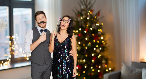 Couple heureux avec accessoires de fête avoir du plaisir — Photo